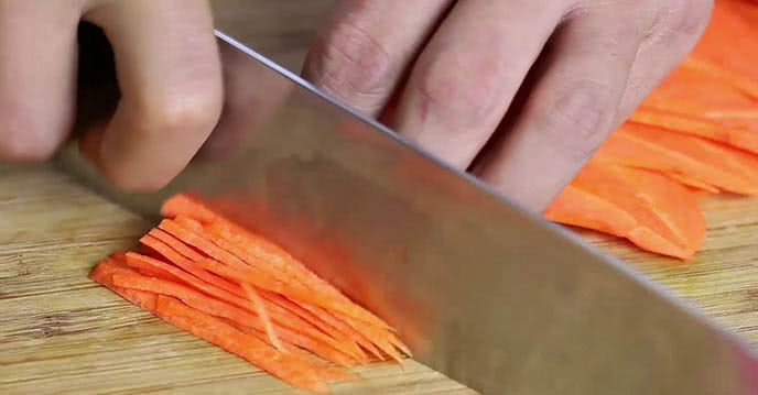 Cà rốt thái sợi - Cách làm miến xào cua biển